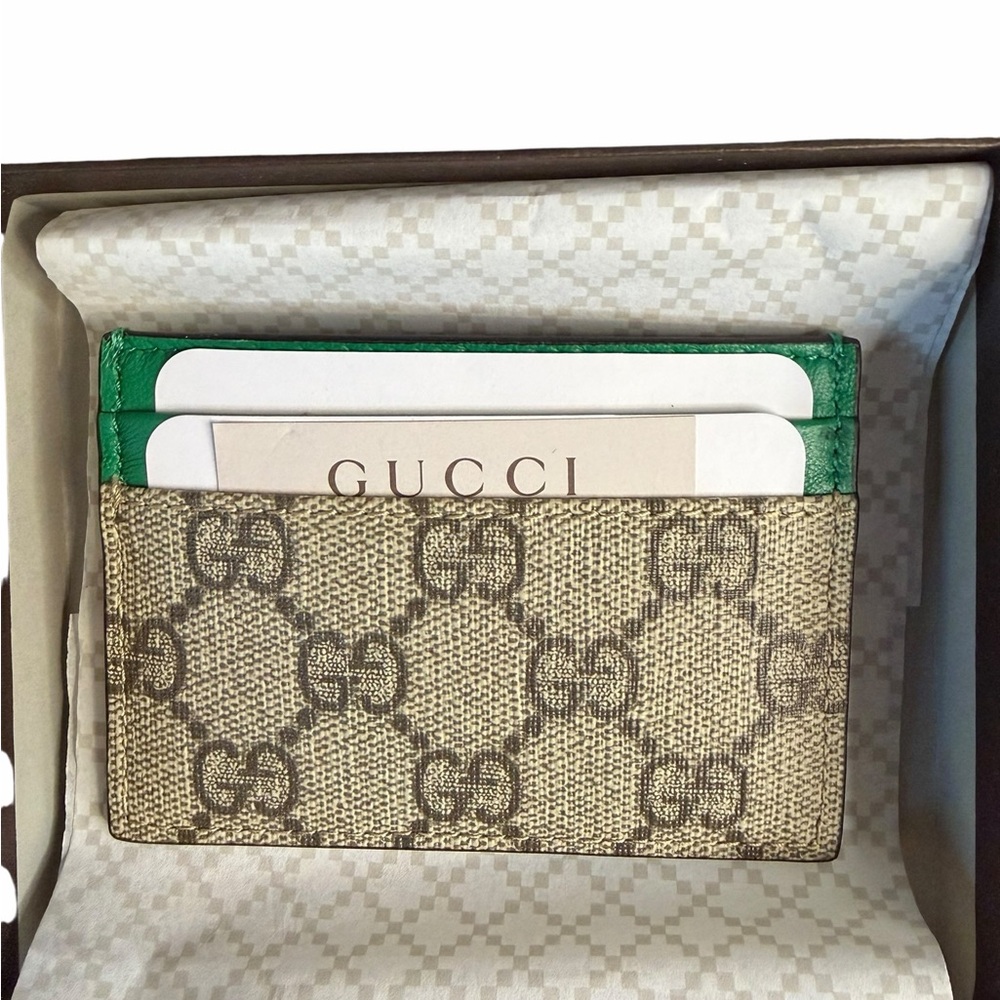 Gucci Beige GG Supreme Card Holder with Green Trim /NWOT - Picture 2 of 4